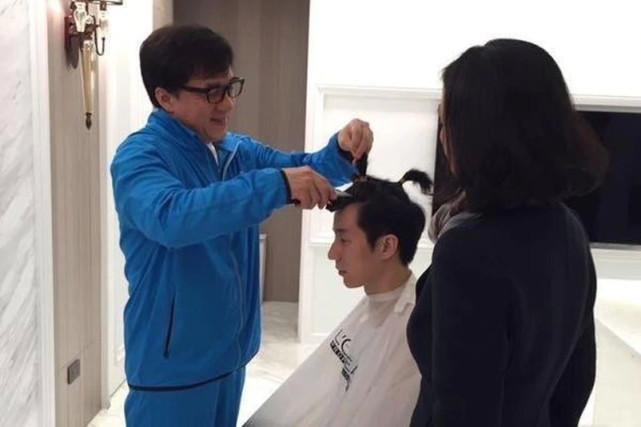 成龙宣传电影腰伤,成龙腰伤复发走路图片