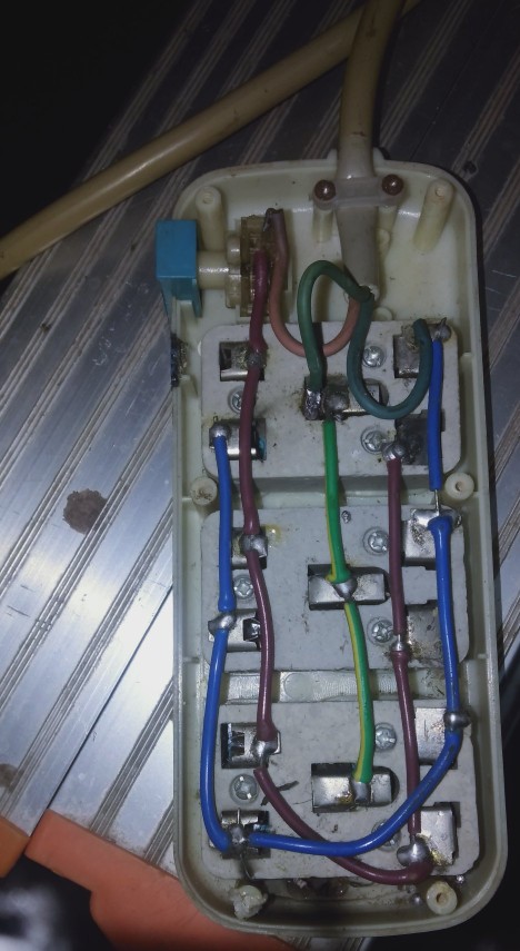 带开关灯头插座里面构造,四方形插座按钮内部构造