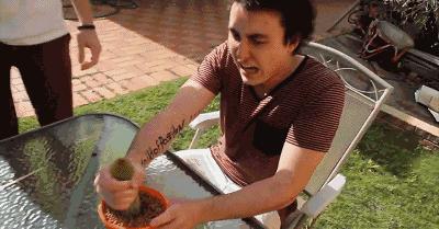 看着都痛的搞笑片段,各种看着都疼的作死瞬间