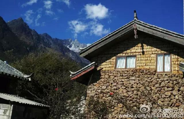 玉龙雪山附近原始村落,玉龙雪山下的村叫什么