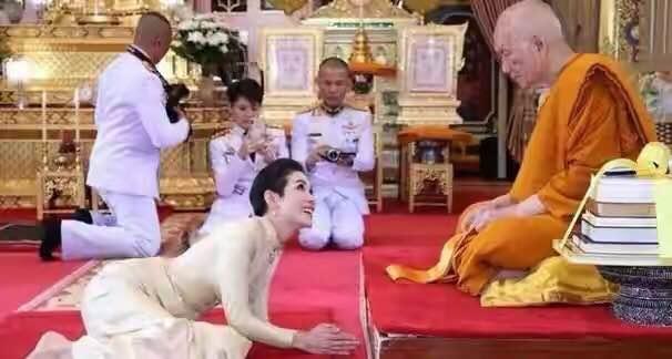 泰王给玉佛换装,泰王为玉佛换袈裟