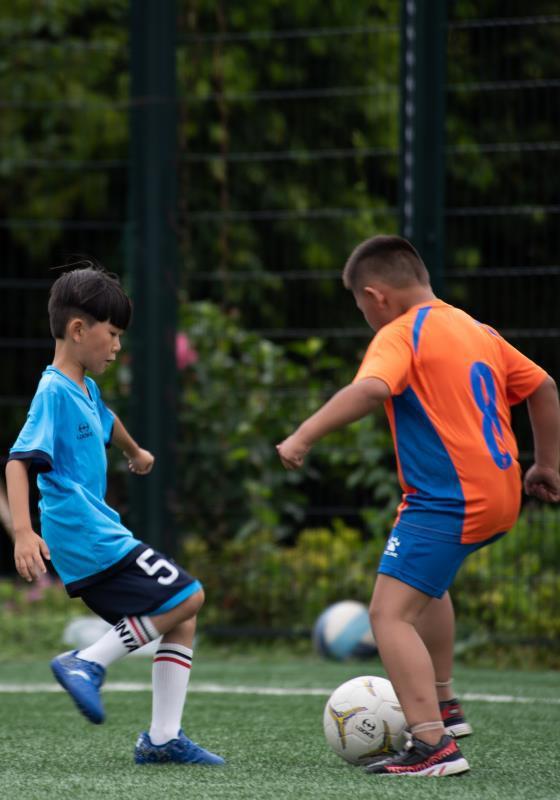 学习踢足球是终身受益的事这难道不是给孩子最好的礼物吗?