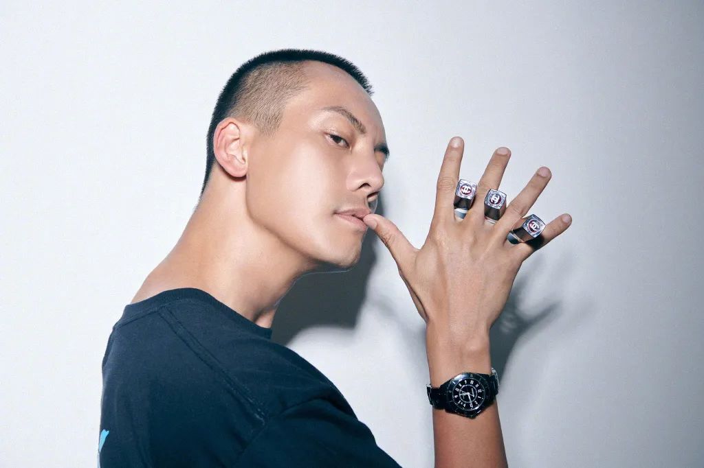 秦海璐晒到脱皮，陈伟霆晒成炭黑色，三角涂抹抗UV护理