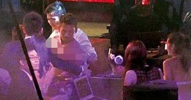 富豪男子举办泳池派对,富二代在家开泳池派对