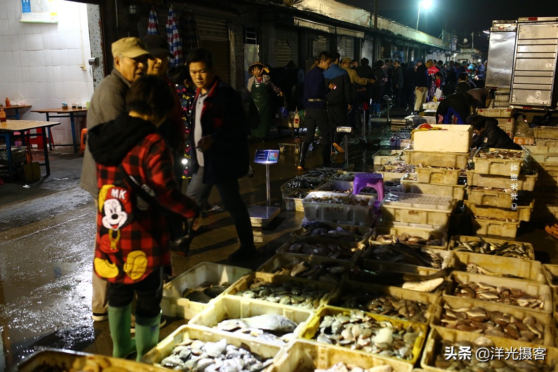 中国最小镇,居民都来自越南,楼顶一年四季插着中国*旗国**