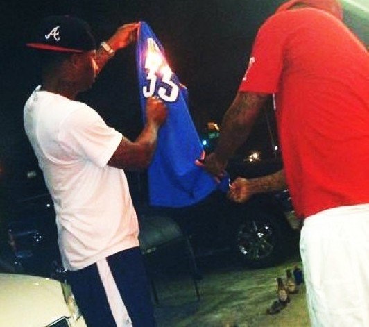 爱恨交加！现役五大焚烧球衣排行榜，乔治超越詹姆斯勇夺榜首