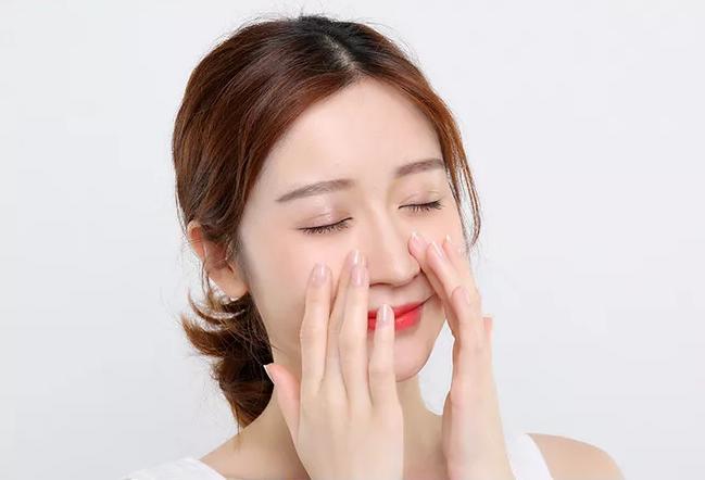 你的鼻头上有黑头怎么办,鼻尖上的黑头怎么处理