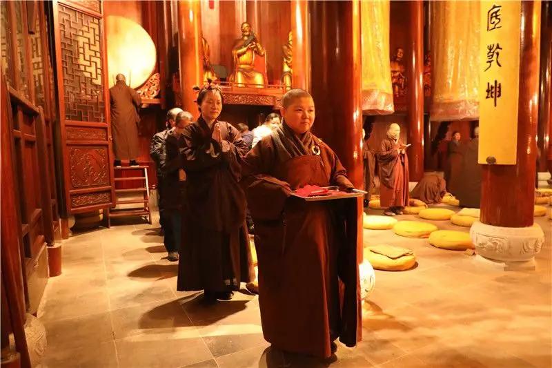 李李原型剃度出家又还俗,最近寺庙剃度出家全过程