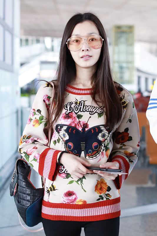 ​宋轶一路走红衣品提升很快！运动风衣+T恤小白鞋，又休闲又甜美