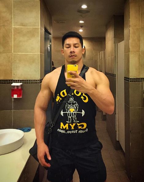 当和尚练出一身肌肉，是什么画风？这位泰国*男猛**颠覆了我的认知