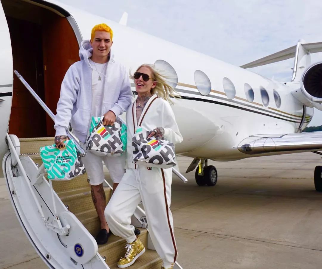 在飞机吃汉堡,在飞机上吃米其林大餐