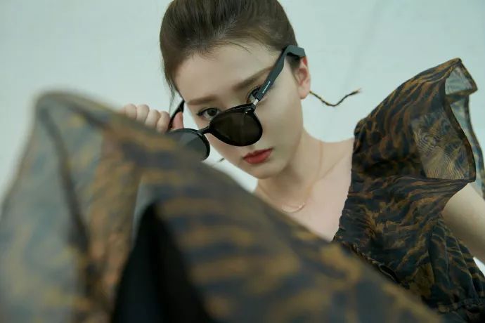 乔欣富二代吗,乔欣穿蝴蝶裙的照片