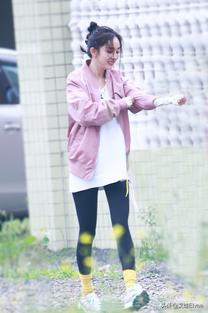 杨幂最敢穿的衣服,34岁杨幂真会穿