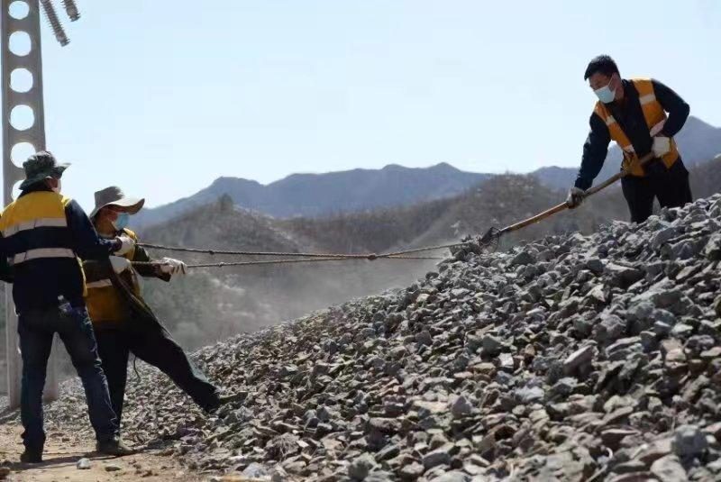 京通铁路线卸石砟上演“靓仔变脸术”