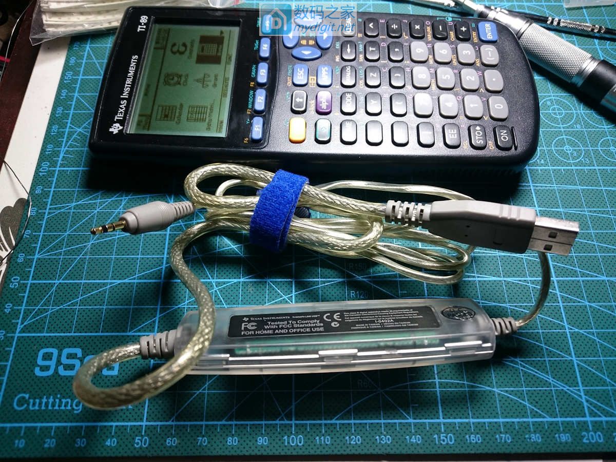 技术大佬秀操作！德州仪器TI-89图形计算器拆机维修及CPU超频