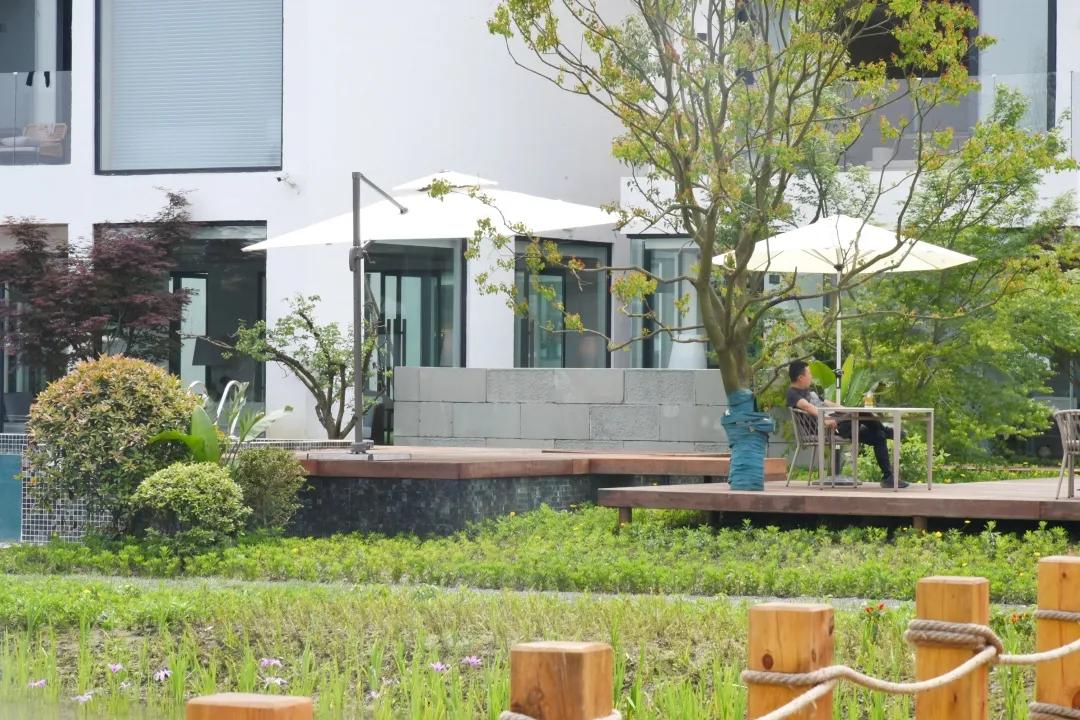 「觅趣小镇新都·原舍绿茵」湖畔泳池，畅玩斑竹园足球音乐小镇