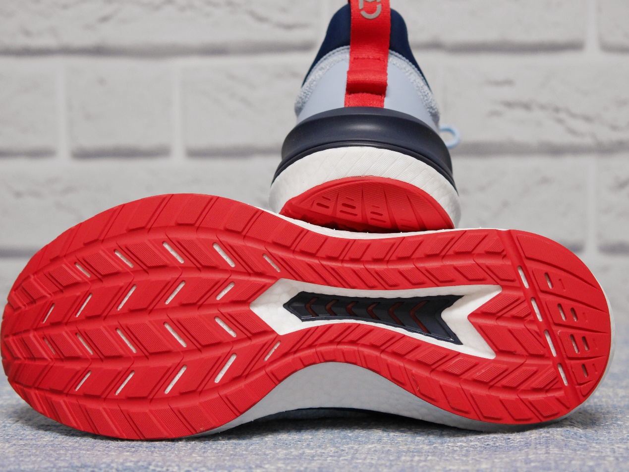 选阿迪达斯还是nike足球鞋,哪款阿迪达斯运动鞋好