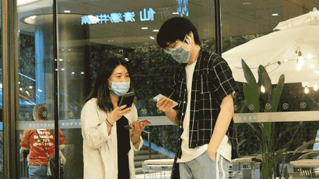 太古里的年轻人耳机在放什么？