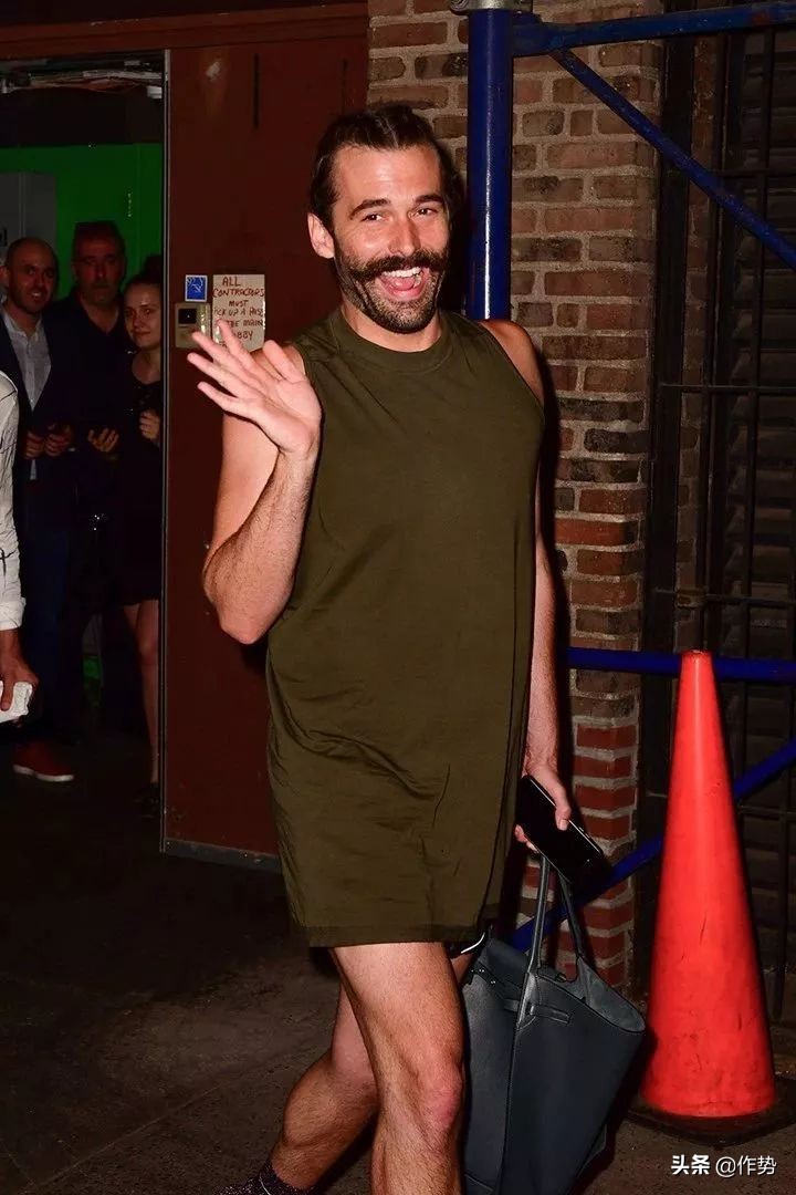 这位大胡子大哥，竟然偷了宋茜和杨幂的衣服去走红毯？！