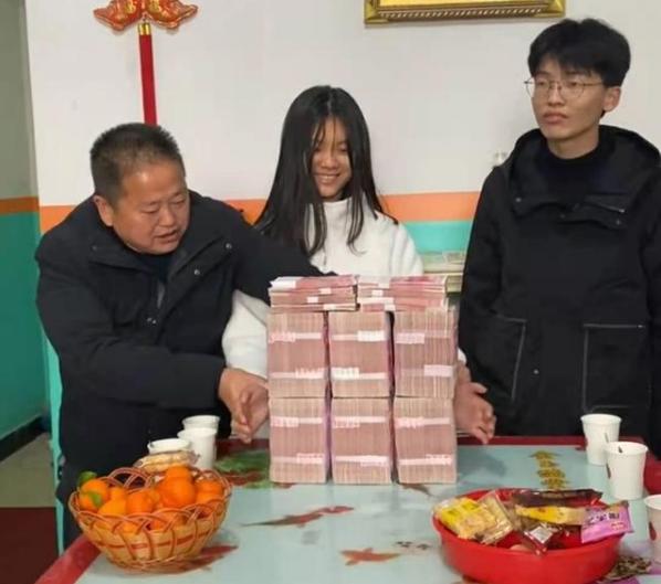 订婚68万现金堆成山,江西结婚现金堆成山