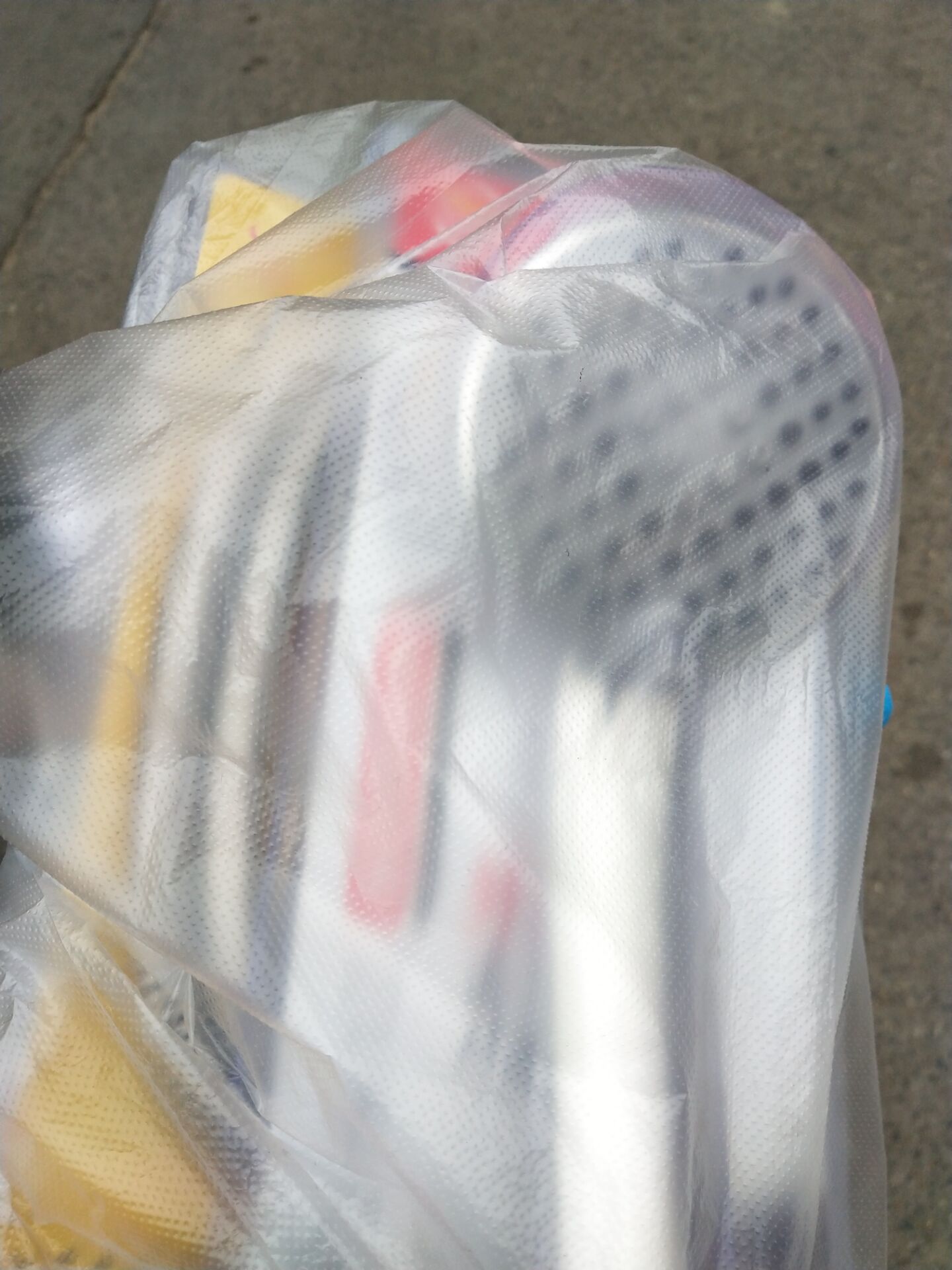 让村民安心居家隔离,在居民家中与居民亲切交流