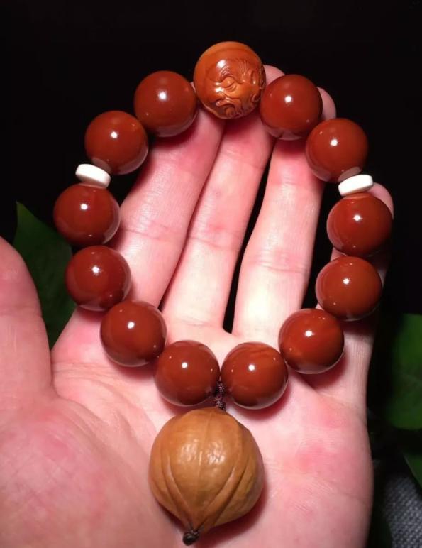 橄榄核手串和桃木手串哪个好,文玩橄榄核手串手持图片