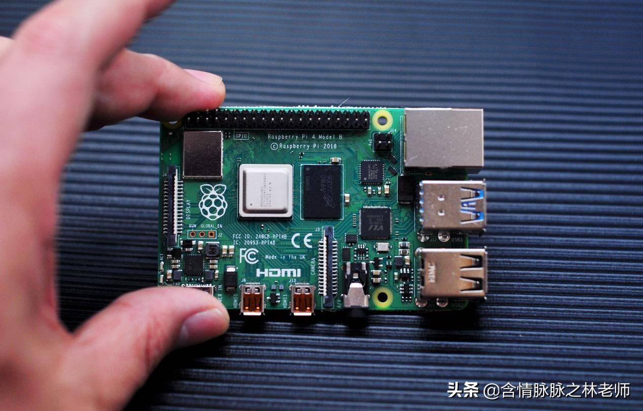 办公桌面打造,笔记本桌搭外接显示器精致布局