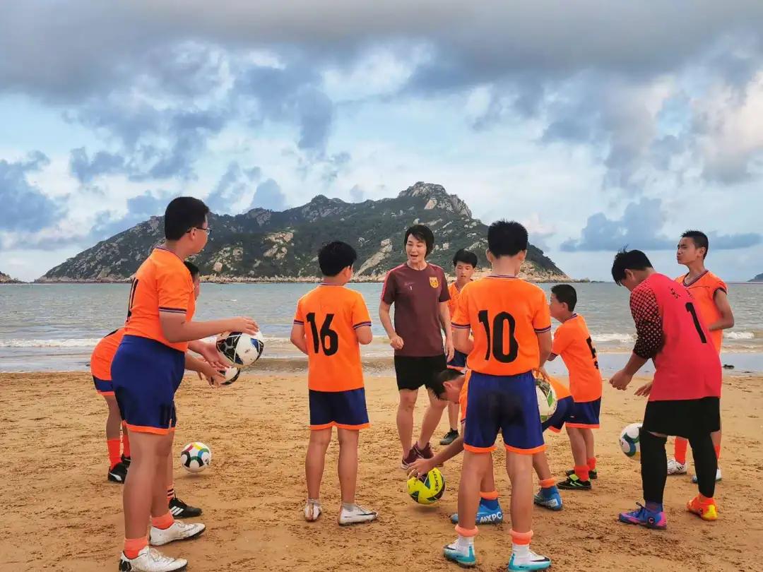 @张一山，霞浦大京沙滩展开一场精彩的足球比赛