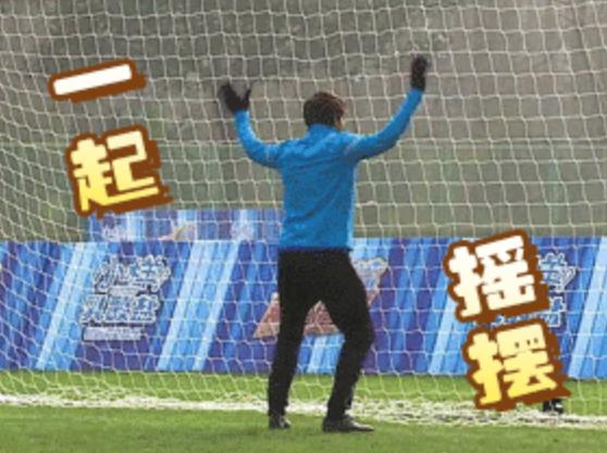 这玩意儿你管它叫足球？别出来丢人现眼了！怪胎足球操终于被取缔