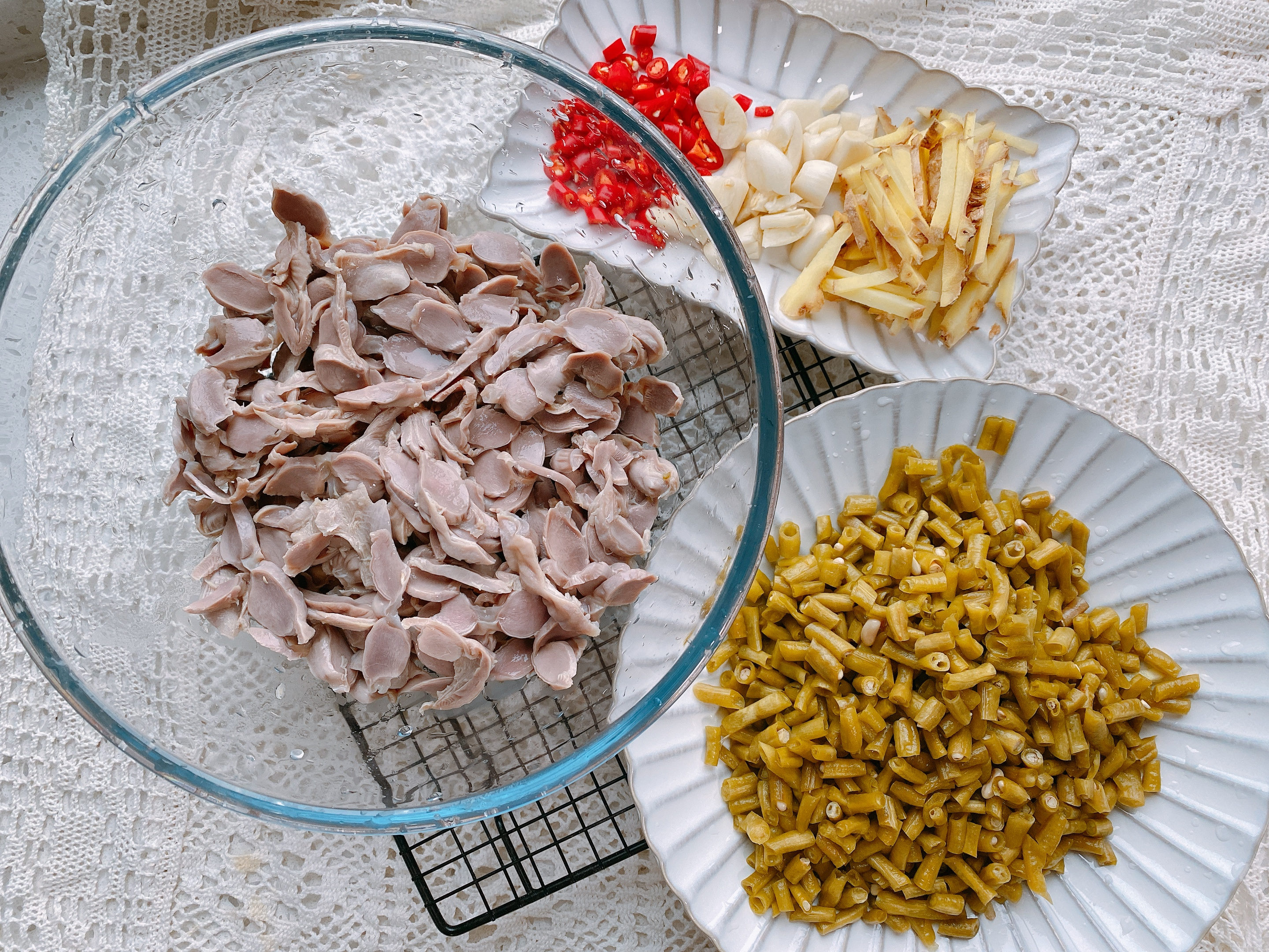 鸡胗炒酸豆角怎么做好吃又脆爽,鸡胗炒酸豆角鸡胗要焯水吗