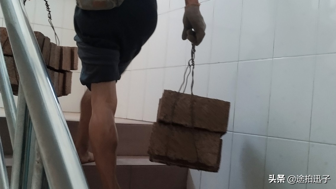 挑山工到山顶一趟多少钱,挑山工一天多少钱