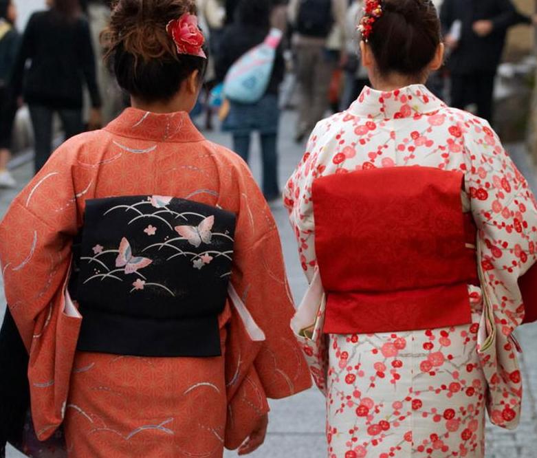 日本女性穿和服背后的枕头,日本和服背后的枕头是为了什么