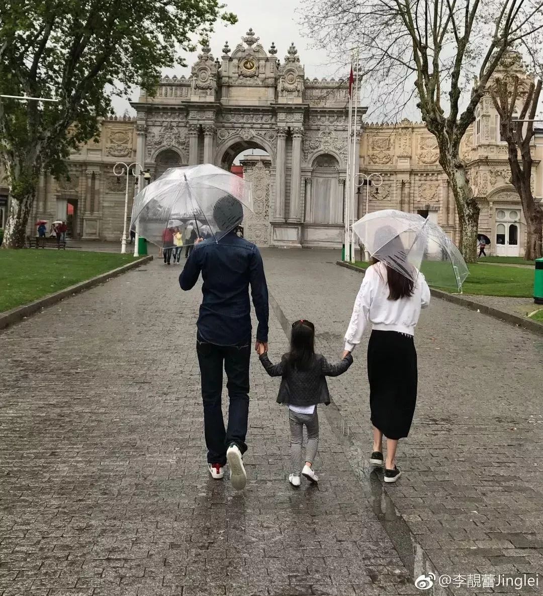 三娃奶爸王力宏，年入4.6亿，却一件衣服穿10年，钱都去哪了？