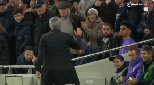 穆里尼奥与球童逐个击掌,穆鸟回击嘘声