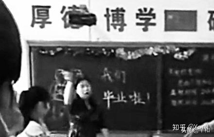 女教师因未收到鲜花辱骂学生：尊重是自己给的，而不是向别人要的