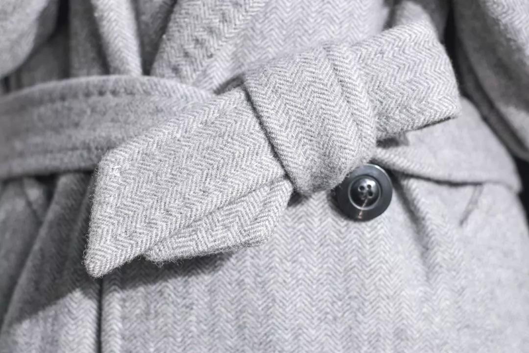 皮风衣腰带后面系法,风衣后面的腰带怎么系好看