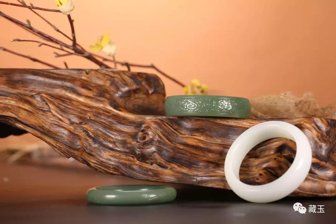 金手镯跟和田玉手镯可以一起戴吗,和田玉晴水手镯和冰晴手镯哪个好