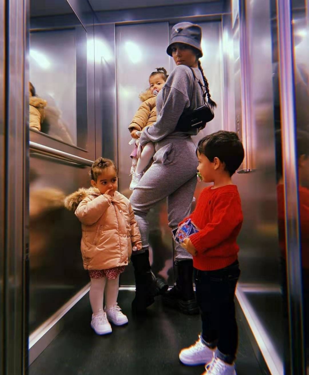 c罗头球热搜第一,c罗和乔治娜情头一左一右穿球衣