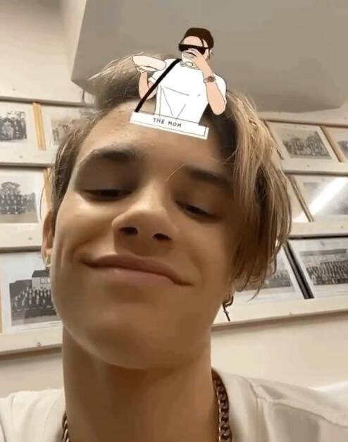 贝克汉姆小七全家照,贝克汉姆家小七最新情况