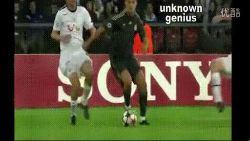 球王假装老人踢足球,内马尔假摔和c罗假摔哪个多