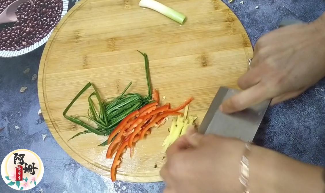 清蒸鲳鱼的正宗做法与配方,鲜嫩美味的清蒸鲳鱼做法