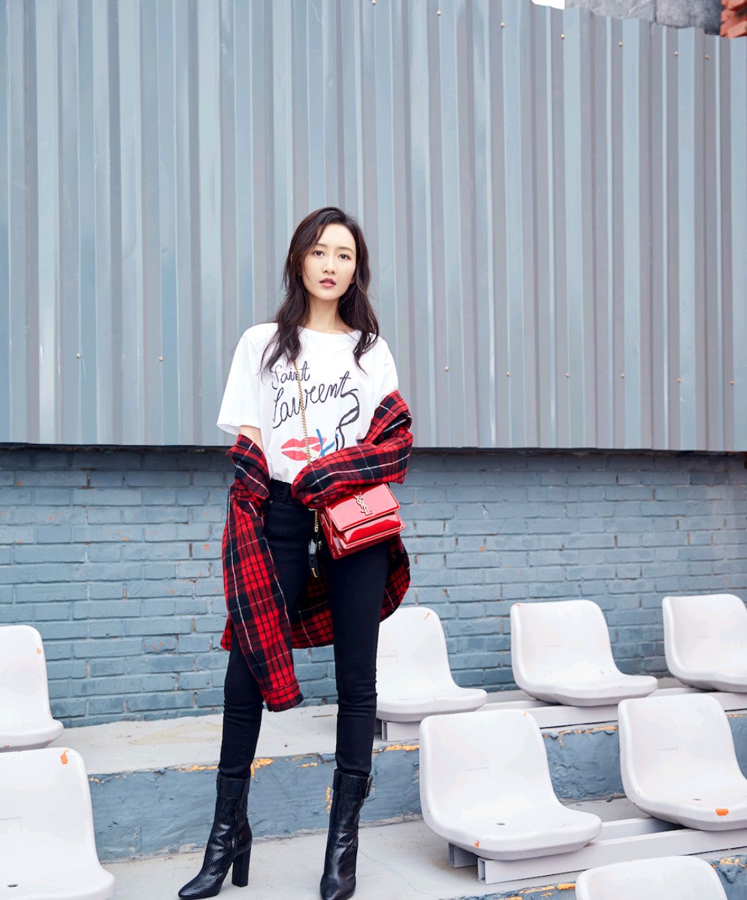 王鸥黄色雪纺衬衫搭白色西装裤,王鸥穿白色长裤