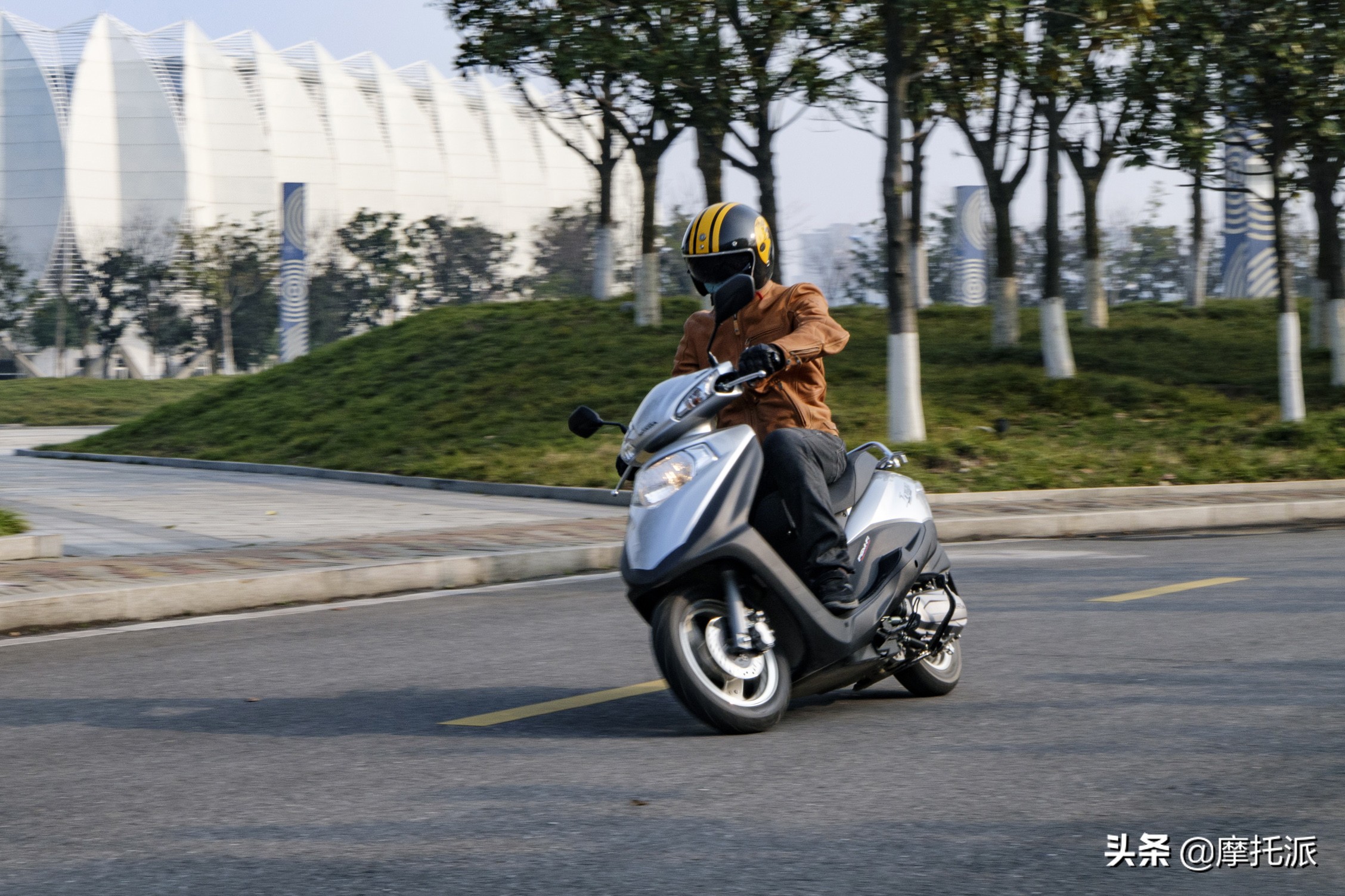 售价7500元左右，五羊-本田平民踏板“喜鲨125”试驾综评