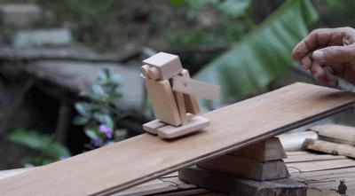 【设计篇】61岁中国大爷火爆外媒！“玩”木头让上亿老外看傻眼！