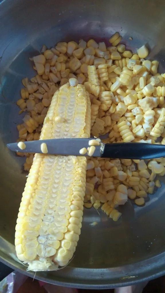 嫩玉米切碎用,大鱼小鱼都爱吃,不易空军