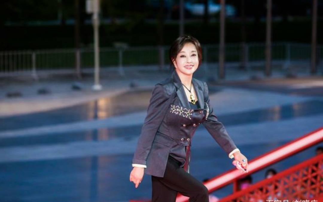 67岁刘晓庆穿白西装,刘晓庆终于认真穿搭了图片