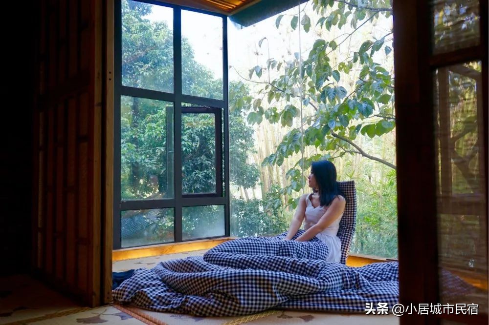 组队去火爆的玻璃屋民宿，星空下围炉火锅烧烤，唱k麻将，放烟花