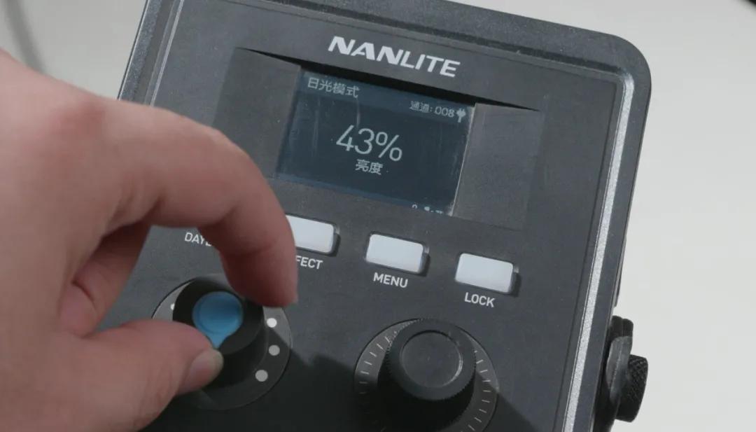 镝灯和钨丝灯有什么区别,钨丝灯与镝灯的插头区别