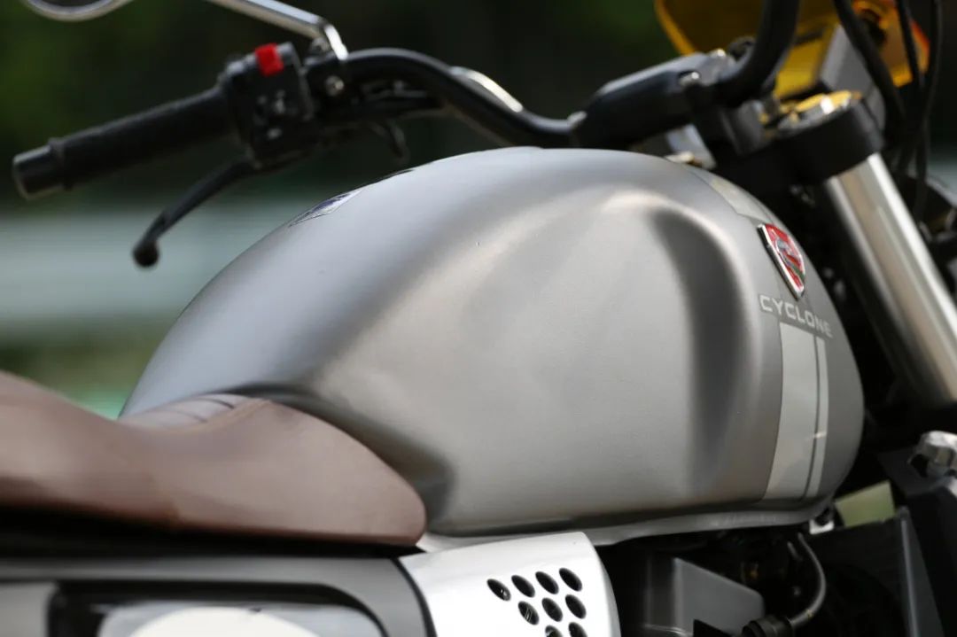 中量级双缸复古赛科龙re3试驾,宗申赛科龙re3双缸400复古摩托