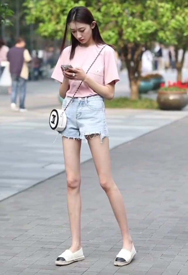 这是什么新时尚，小姐姐穿鱼嘴单鞋露袜子，一般人还真看不出来